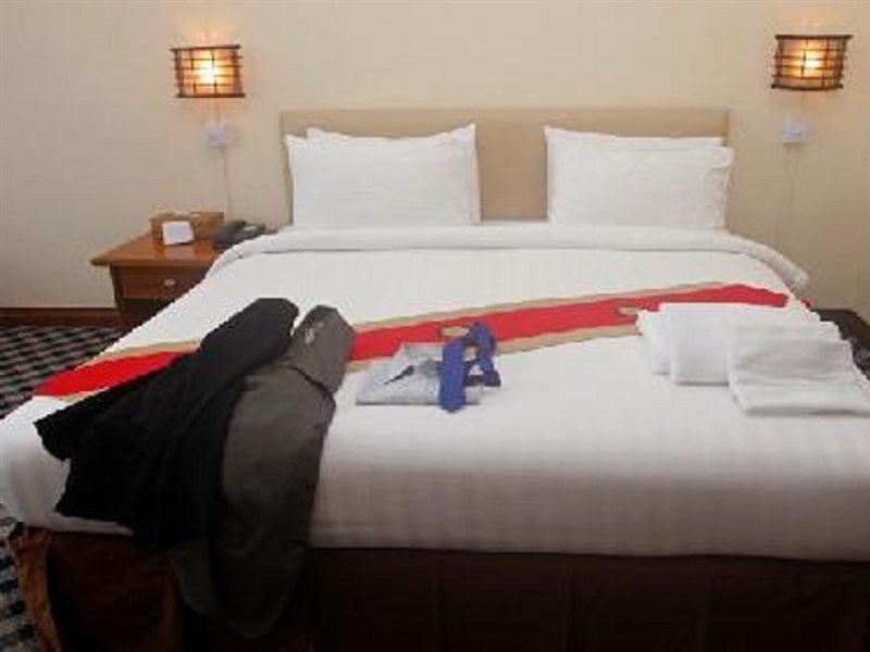 Asia Plaza Hotel Yangon Extérieur photo