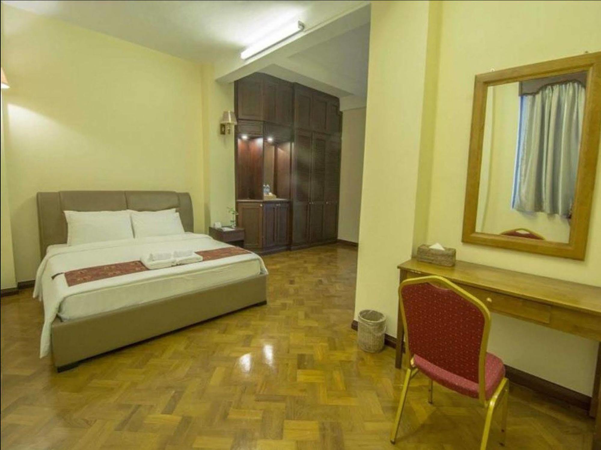 Asia Plaza Hotel Yangon Extérieur photo