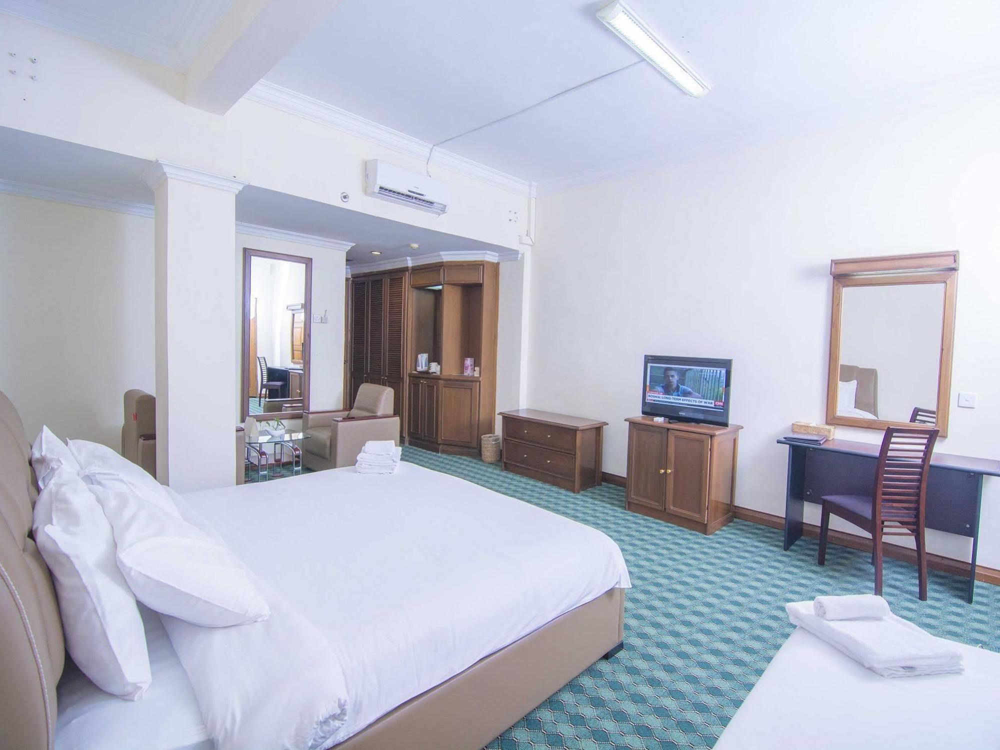 Asia Plaza Hotel Yangon Extérieur photo