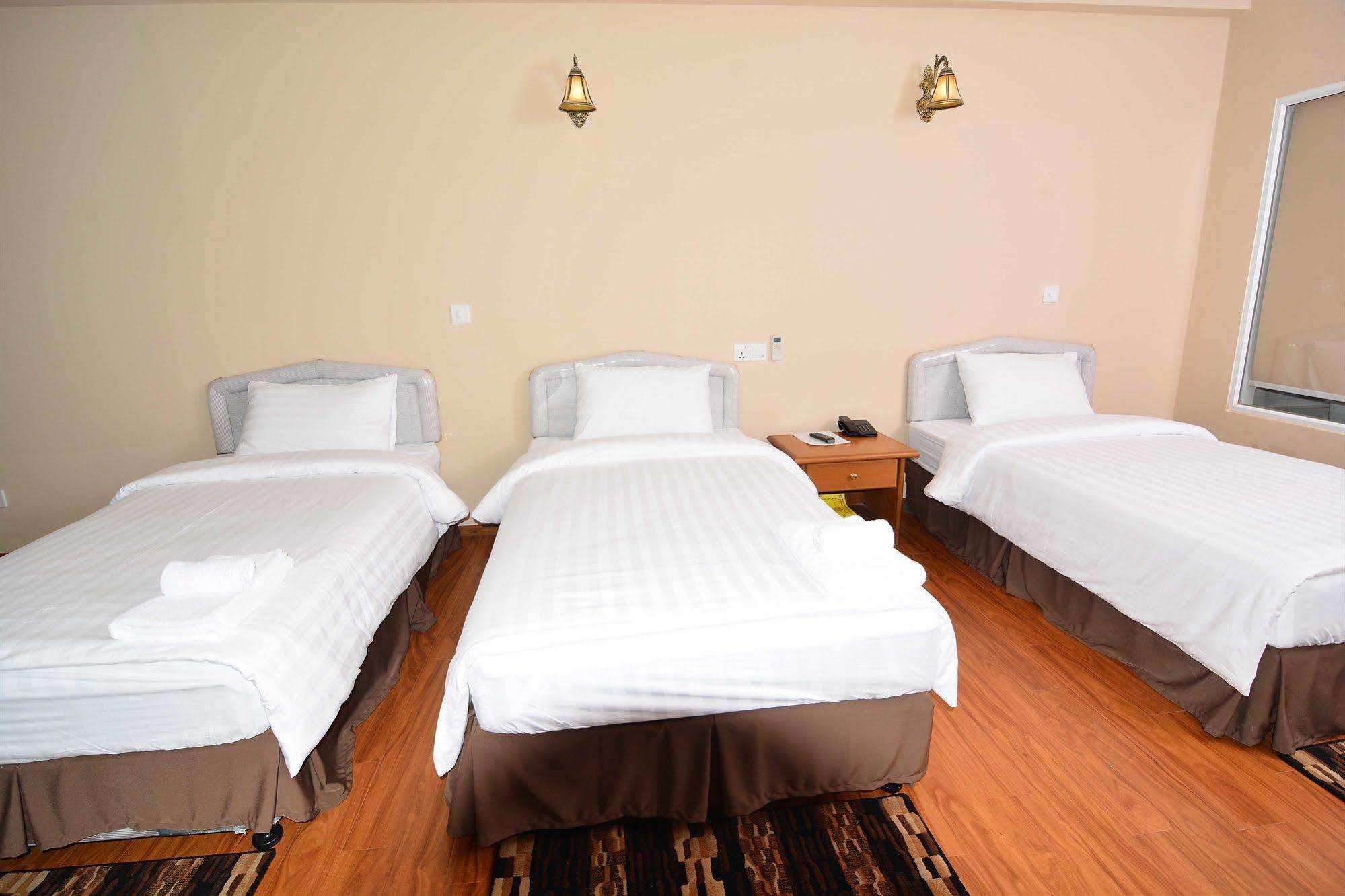Asia Plaza Hotel Yangon Extérieur photo