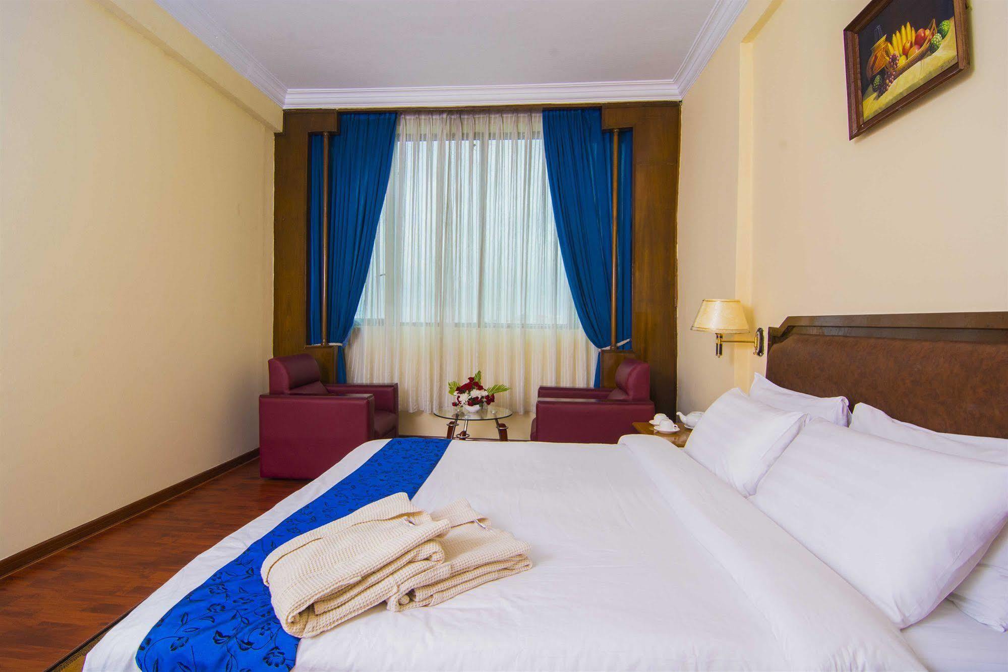Asia Plaza Hotel Yangon Extérieur photo