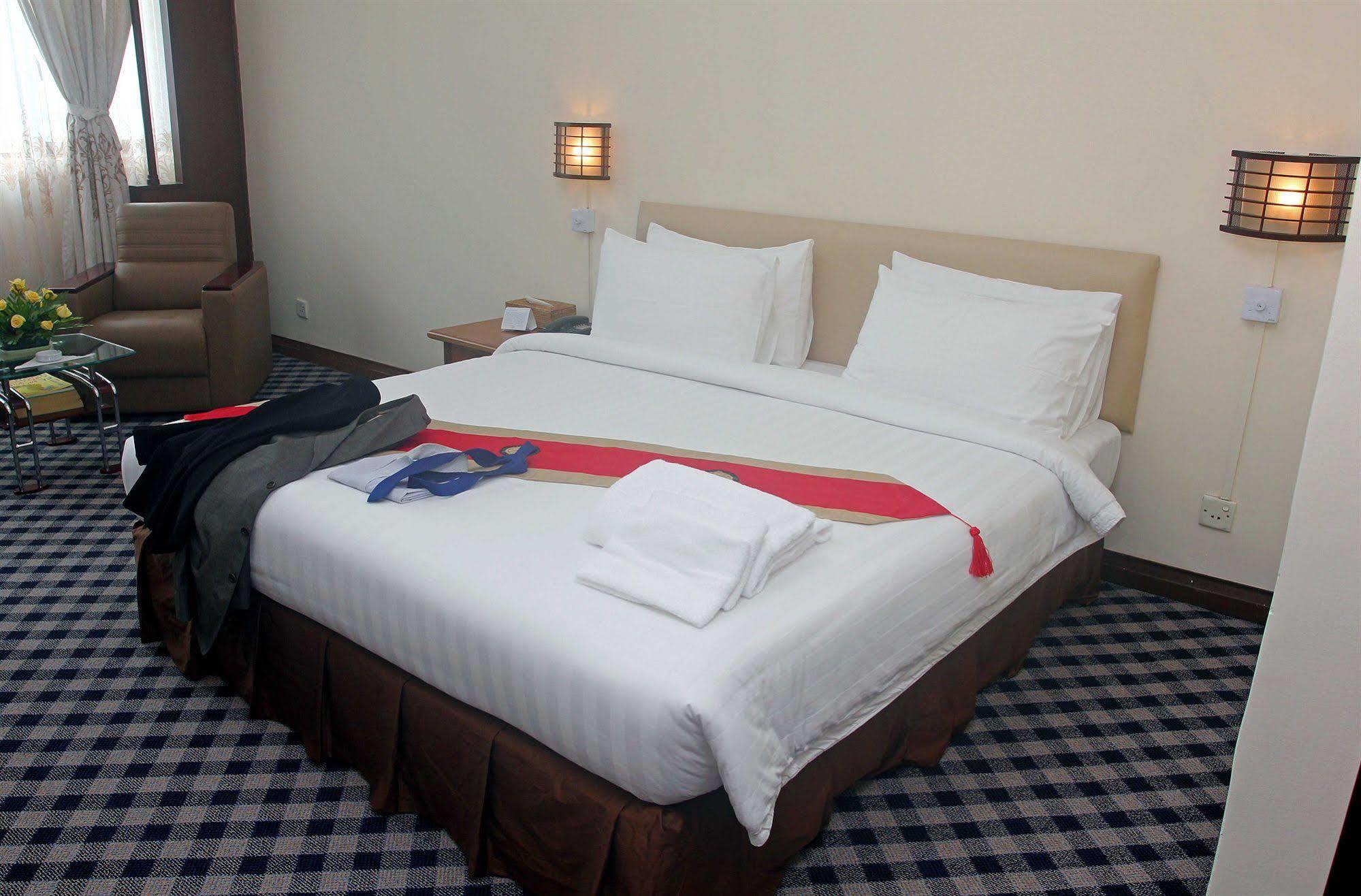 Asia Plaza Hotel Yangon Extérieur photo