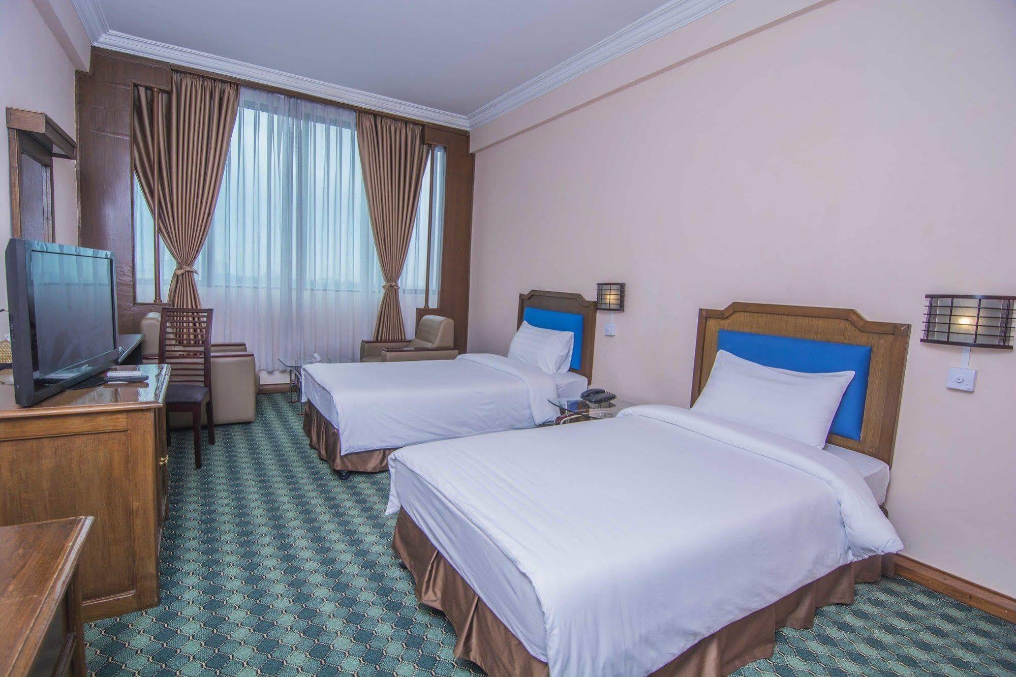 Asia Plaza Hotel Yangon Extérieur photo